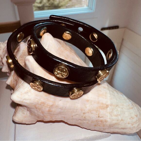 Tory Burch - Leather Double Wrap Logo Studded Bracelet, Black and Gold - Picture 5 of 5
